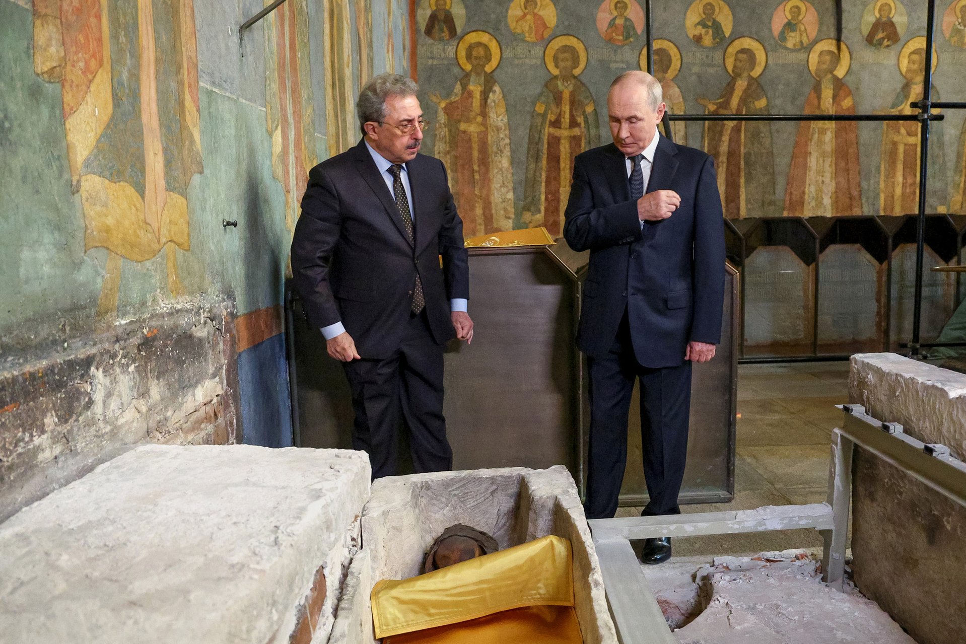 Владимир Путин осматривает мощи Дмитрия Донского в Архангельском соборе Кремля. 20 августа 2026 года