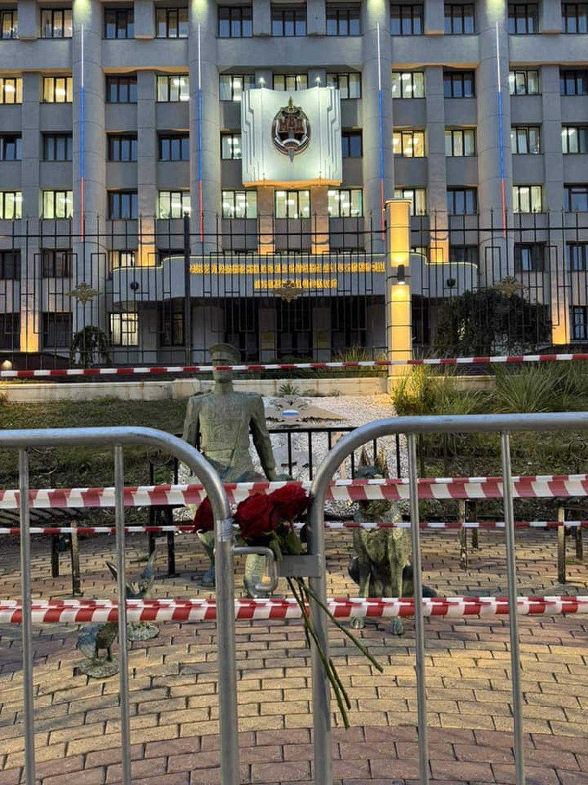 Позже она отметила, что ей всё же удалось возложить цветы