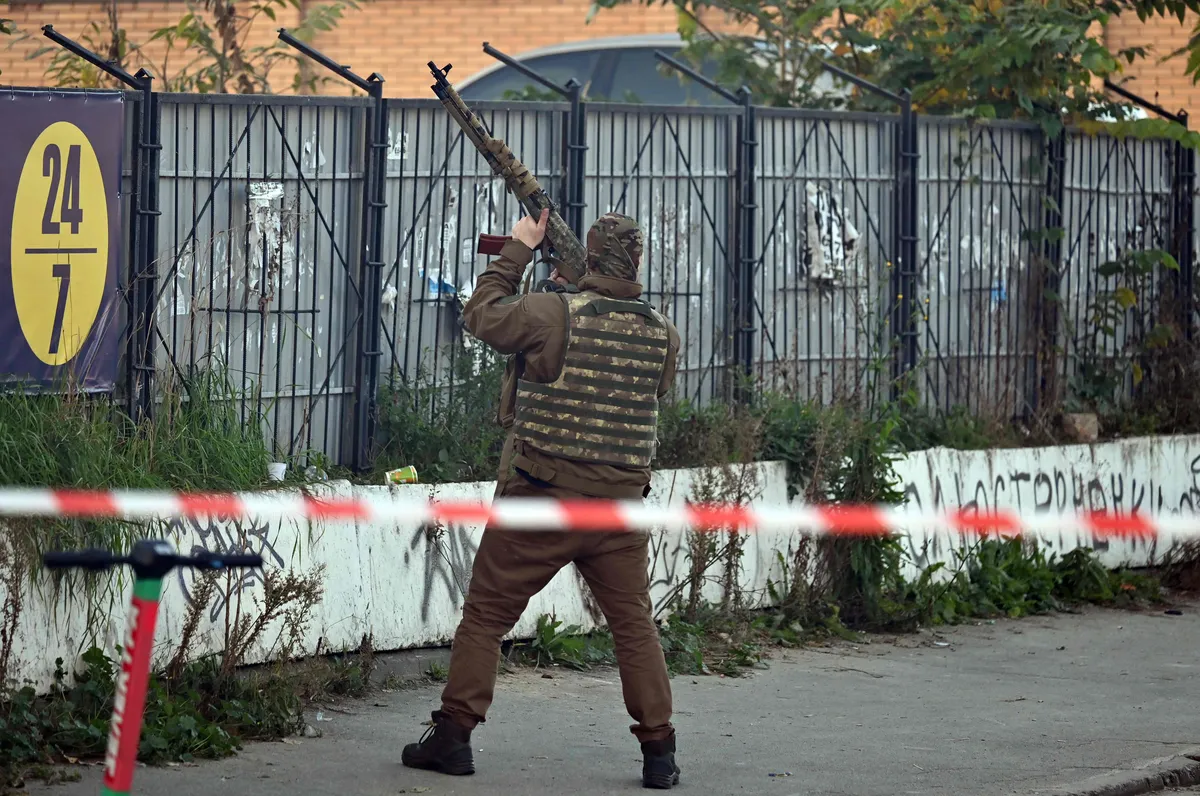Украинский военный ведет стрельбу по дрону-камикадзе