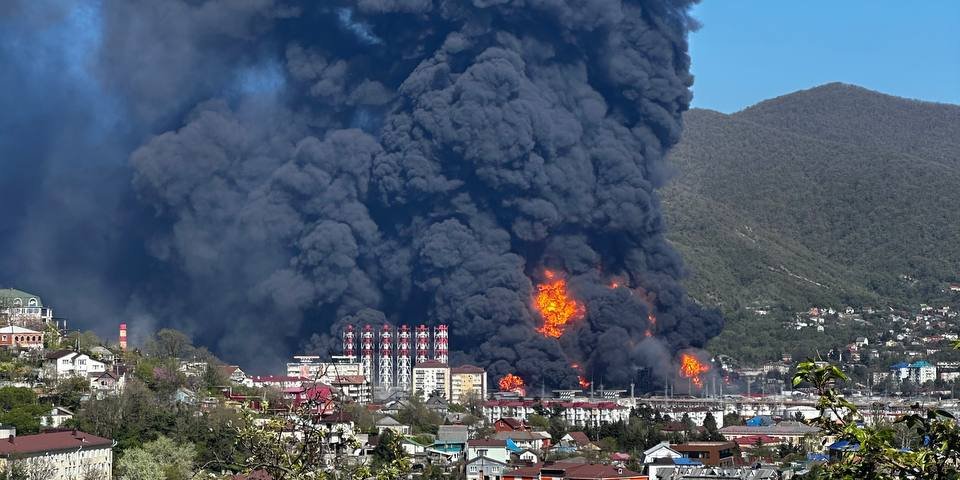 Резервуары НПЗ горят в Туапсе, власти частично перекрыли воду в городе, нефтепродукты выбросило на дорогу