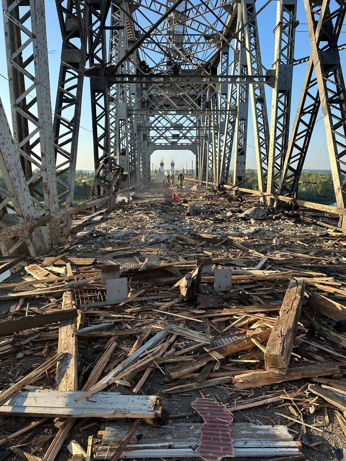 Мост в Кременчуге после российского обстрела