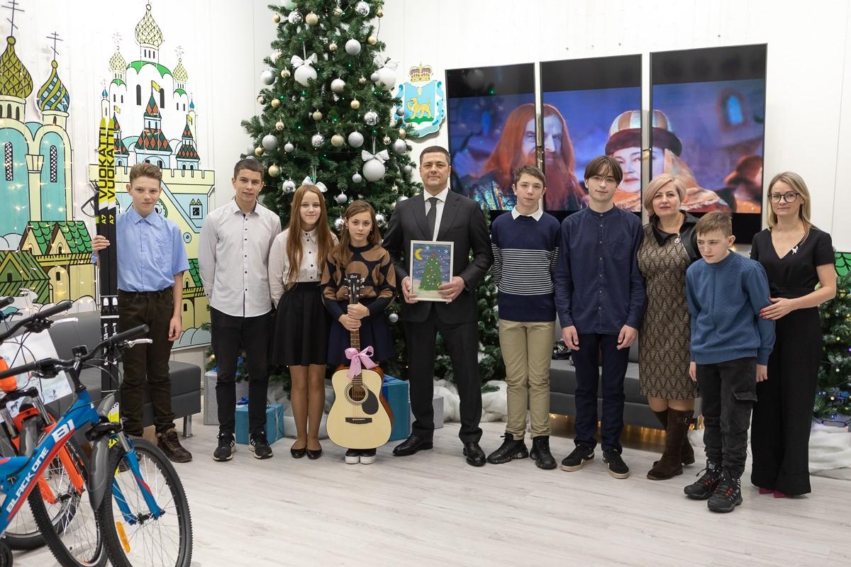 Сергей (крайний справа) с губернатором Псковской области Михаилом Ведерниковым во время вручения новогодних подарков воспитанникам детских домов
