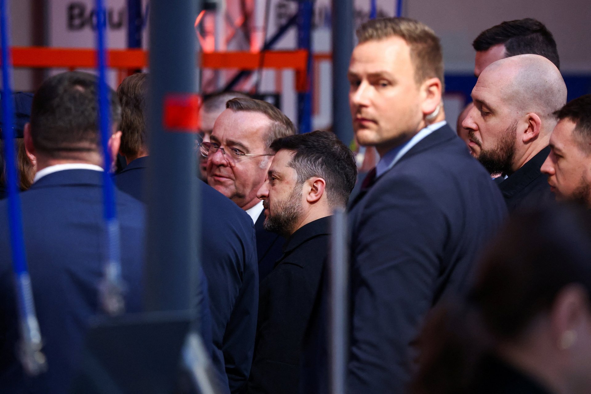 Владимир Зеленский и министр обороны Германии Борис Писториус на заводе по производству дронов под Мюнхеном, 13 февраля