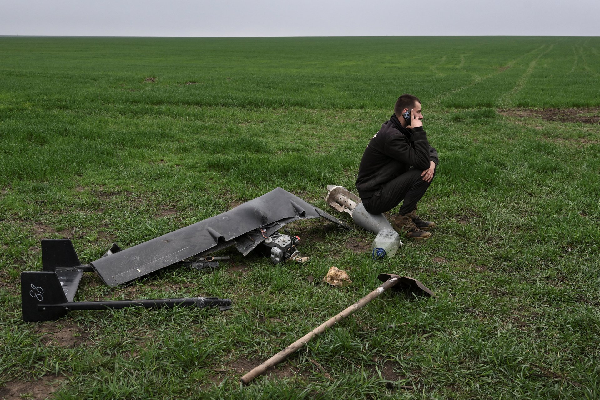 Обломки беспилотника и артиллерийского снаряда на сельскохозяйственном поле в Днепропетровской области, 2 апреля