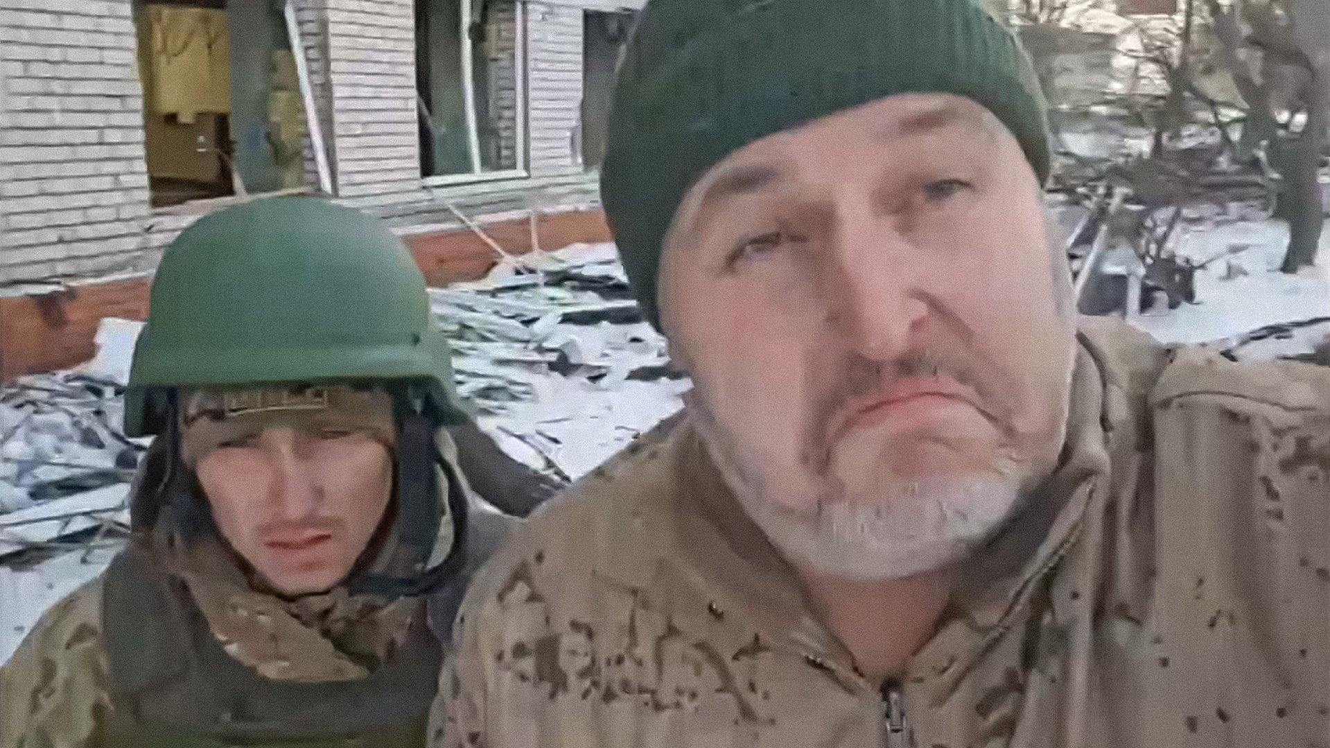 Украинский военнослужащий (справа) со взятым в плен россиянином. Купянск-Узловой, 2 февраля 2026 года