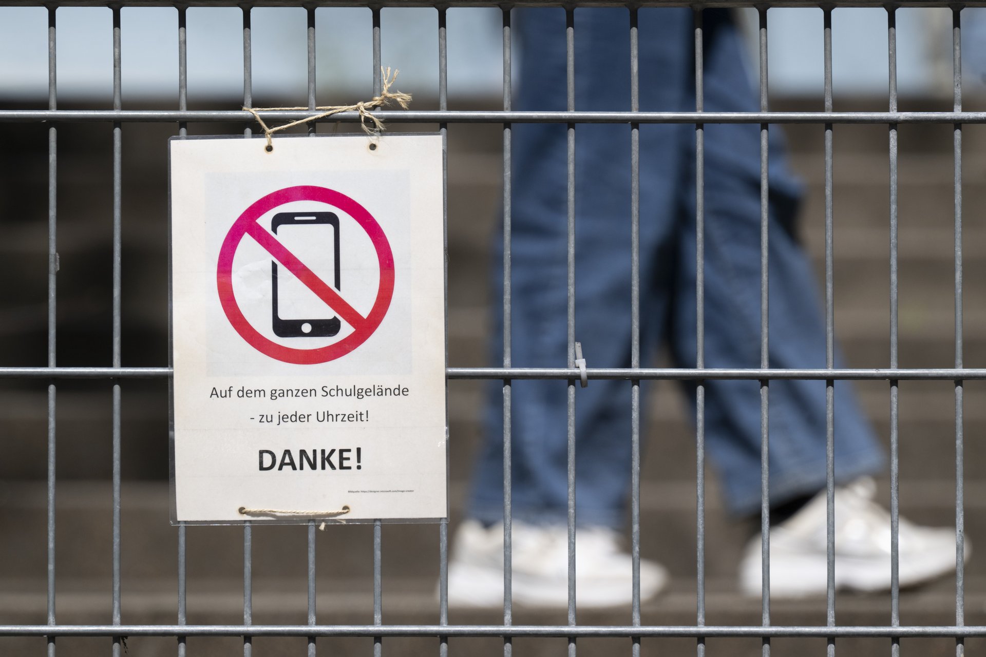 Все больше стран задумываются о запрете смартфонов в школах