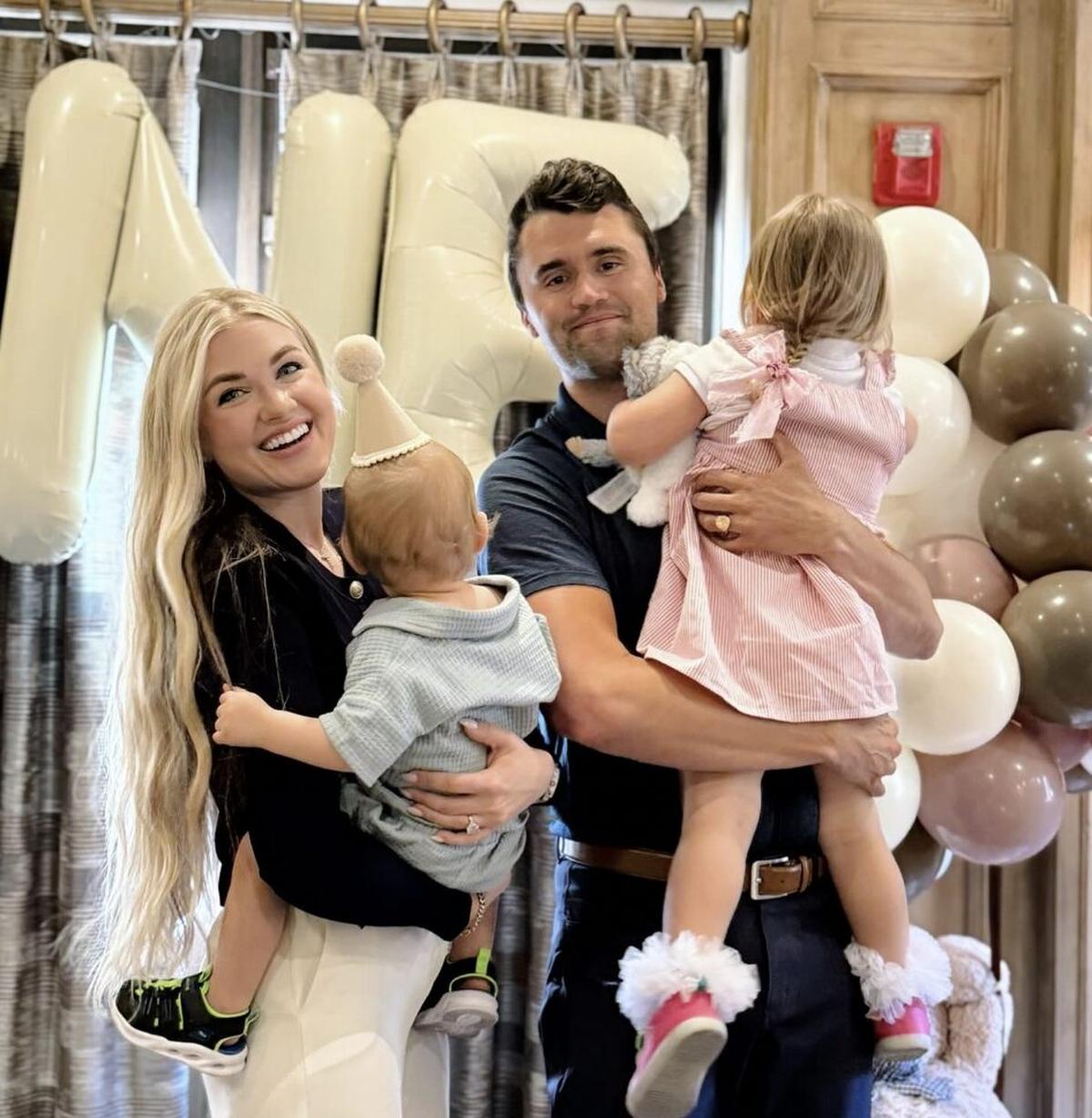 Чарли Кирк с женой и детьми