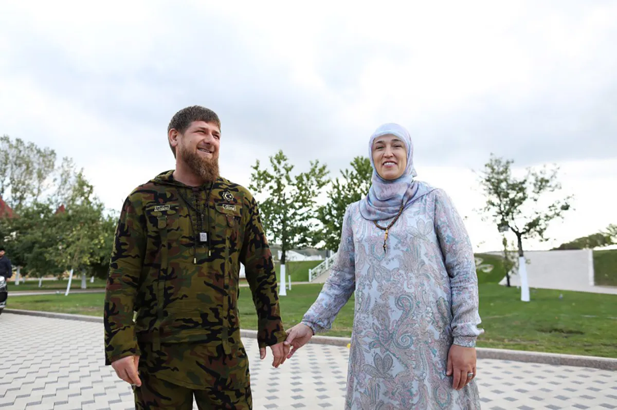 Глава Чечни Рамзан Кадыров и его сестра Зулай Кадырова, заместитель управляющего делами главы и правительства Чечни