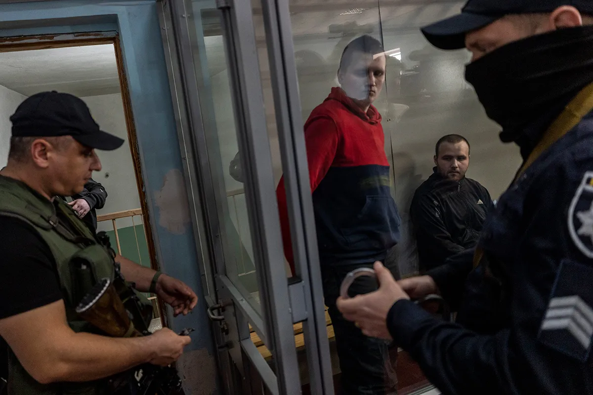 Российских военнослужащих Александа Иванова и Александра Бойкина обвнияют в совершеннии военных преступлений в Украине. Им грозит до 12 лет заключения. 
