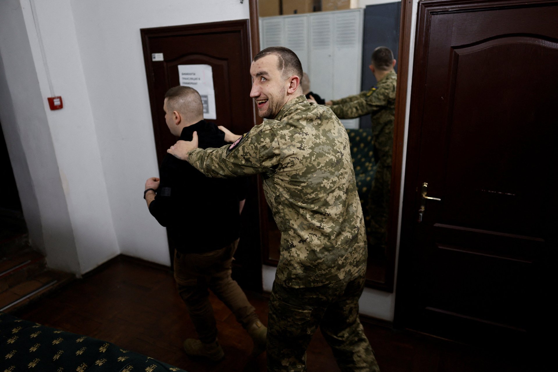 Менеджер труппы Николай Кобылюк помогает Андрею Оноприенко, потерявшему зрение в 2023 году. Киев, 4 декабря 2025 года