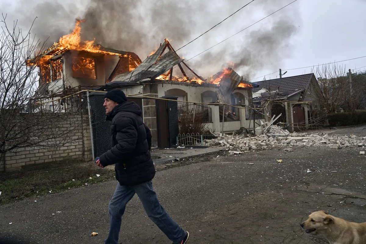 Дом, загоревшийся в результате обстрела, 6 января