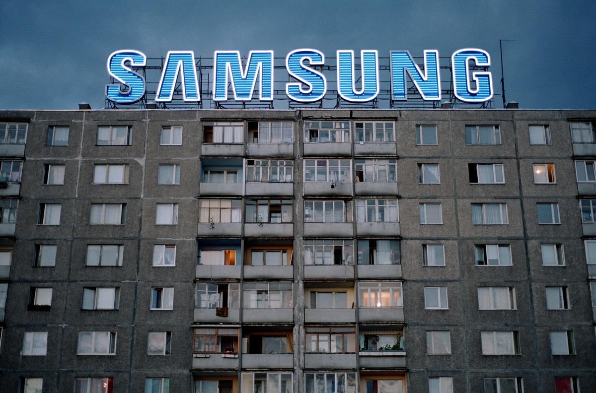 Реклама Samsung на многоэтажном доме в Калининграде
