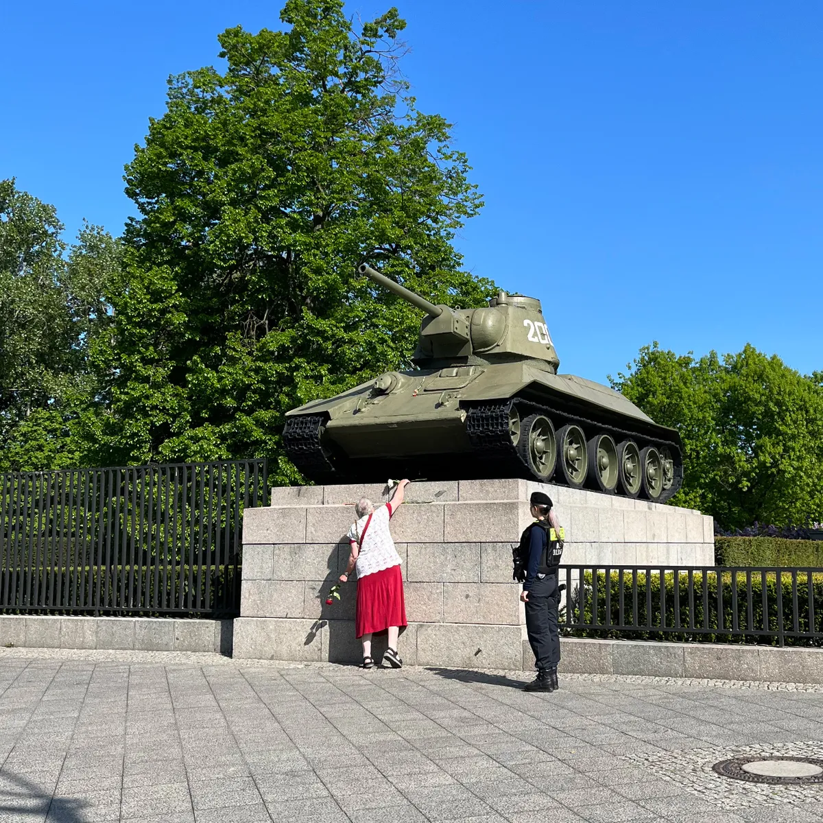Корнелия Преториус возлагает к каждому советскому танку по гвоздике