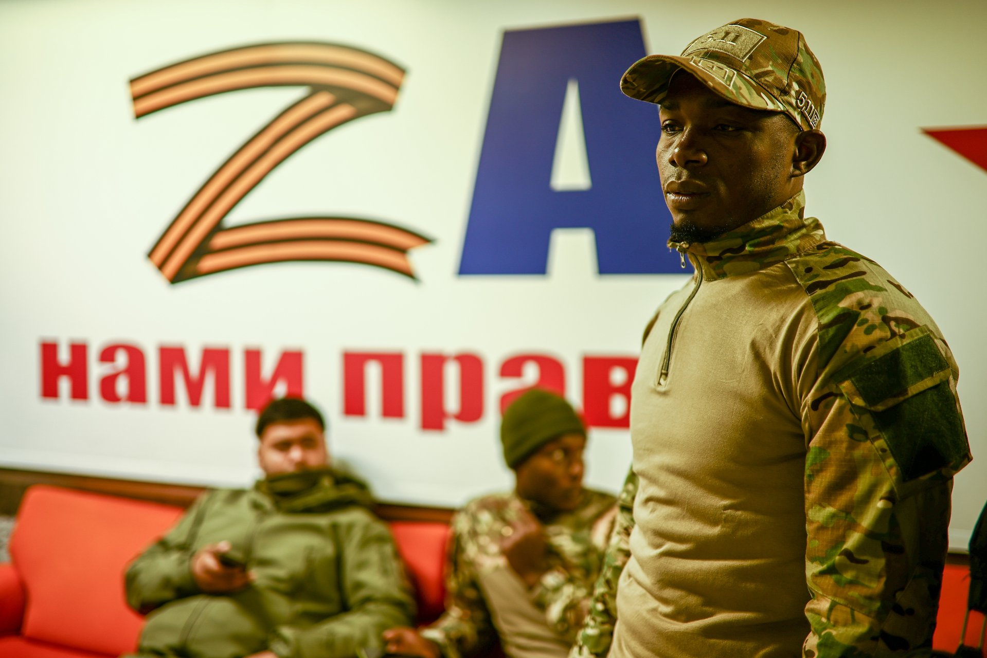 Иностранные контрактники в пункте отбора на военную службу на улице Яблочкова в Москве, 22 октября 2026 года