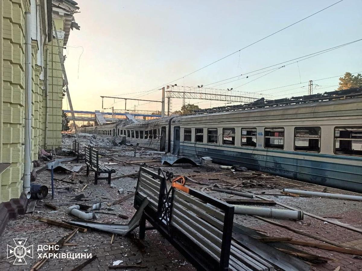 Вокзал города Лозовая в Харьковской области Украины после атаки российских дронов.