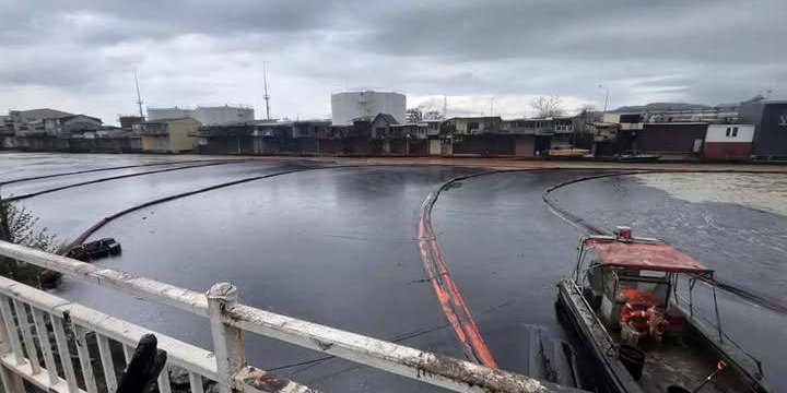 Нефть разлилась в реку Туапсе и Черное море