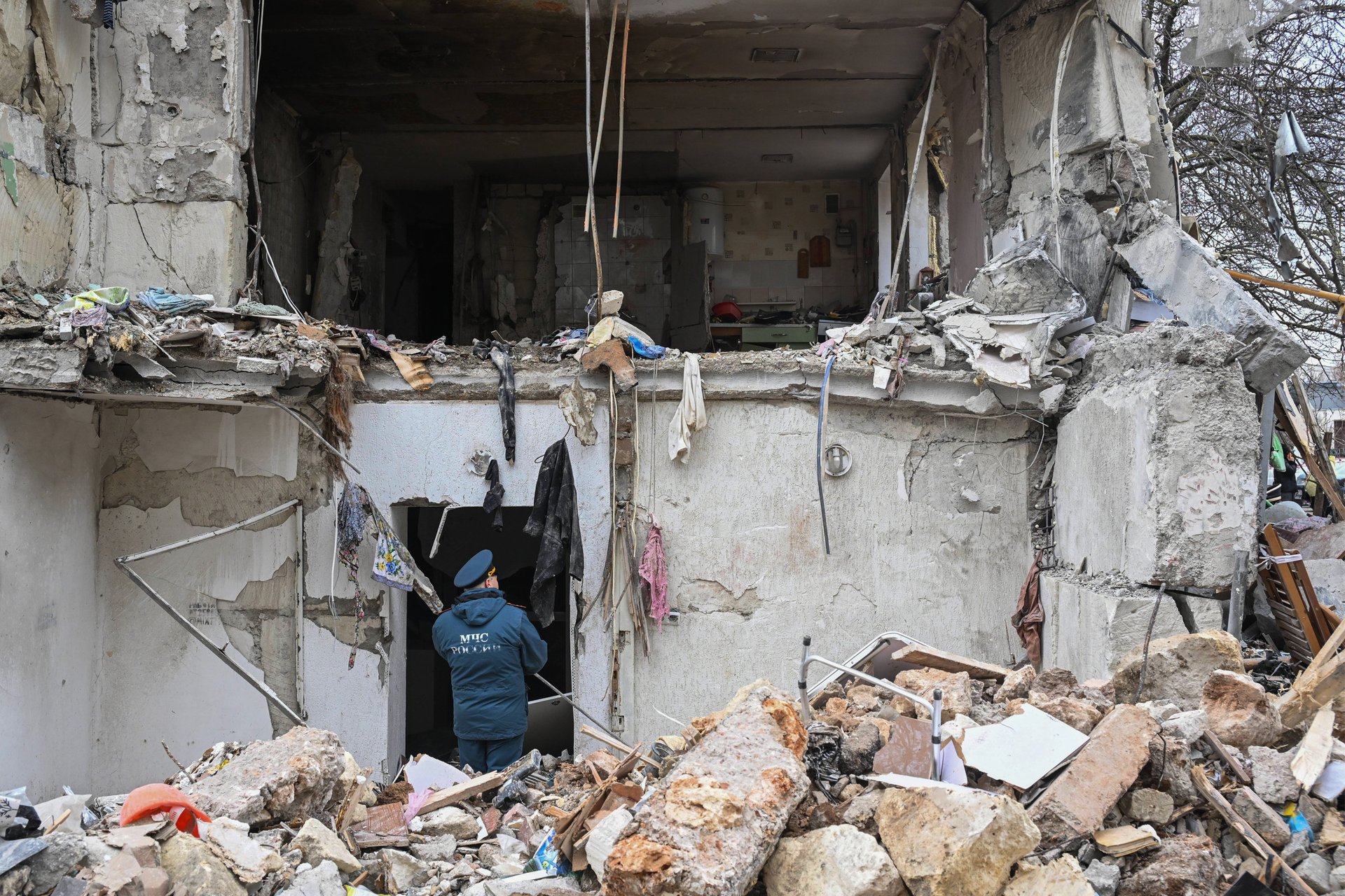 Последствия ночного взрыва в жилом доме в Севастополе. Точная причина взрыва не называется