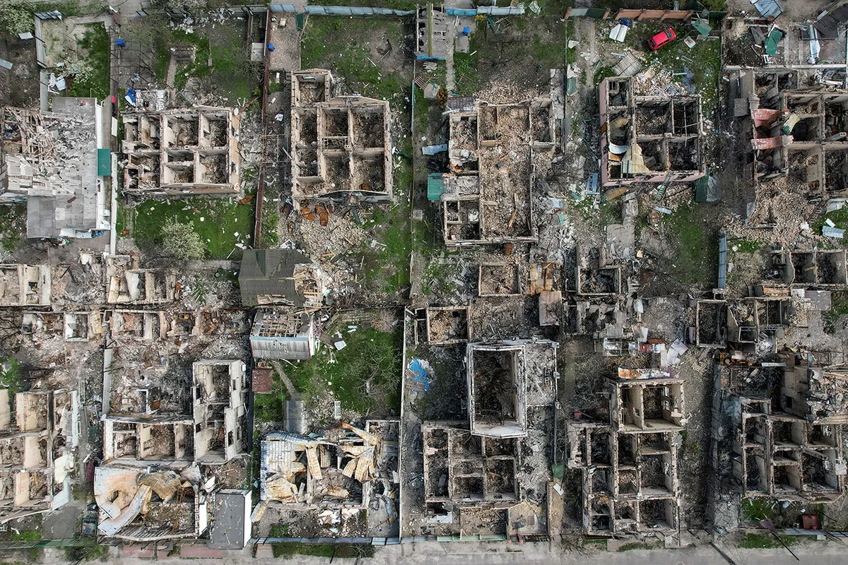 Разрушенные жилые здания после российского вторжения в город Ирпень, недалеко от Киева.