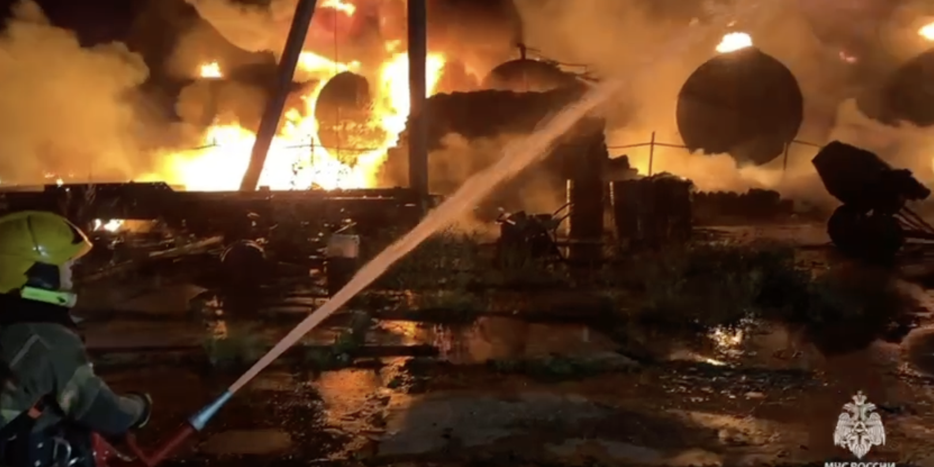 В Воронежской области и Пермском крае за ночь загорелись две нефтебазы