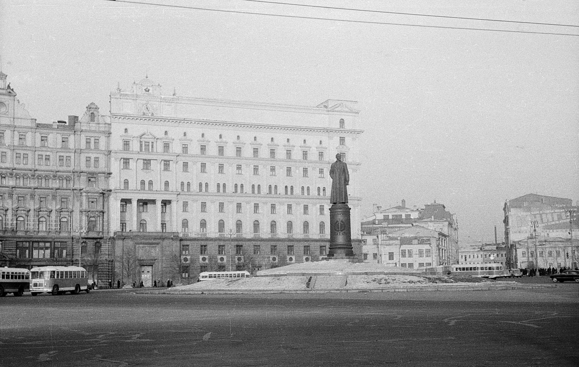 Памятник Феликсу Дзержинскому на площади, носившей его имя. 1 апреля 1959 года