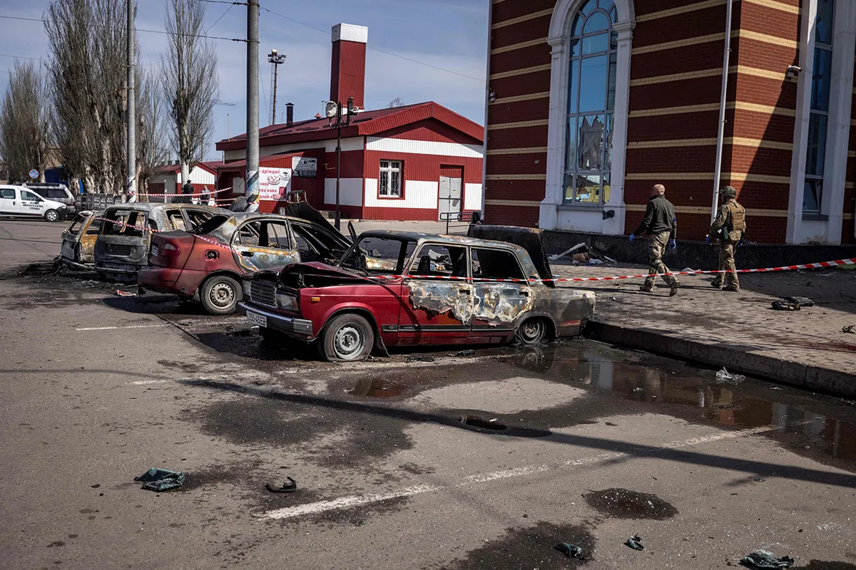 Разрушенные машины после обстрела у железнодорожного вокзала в Краматорске, который использовался для эвакуации гражданского населения