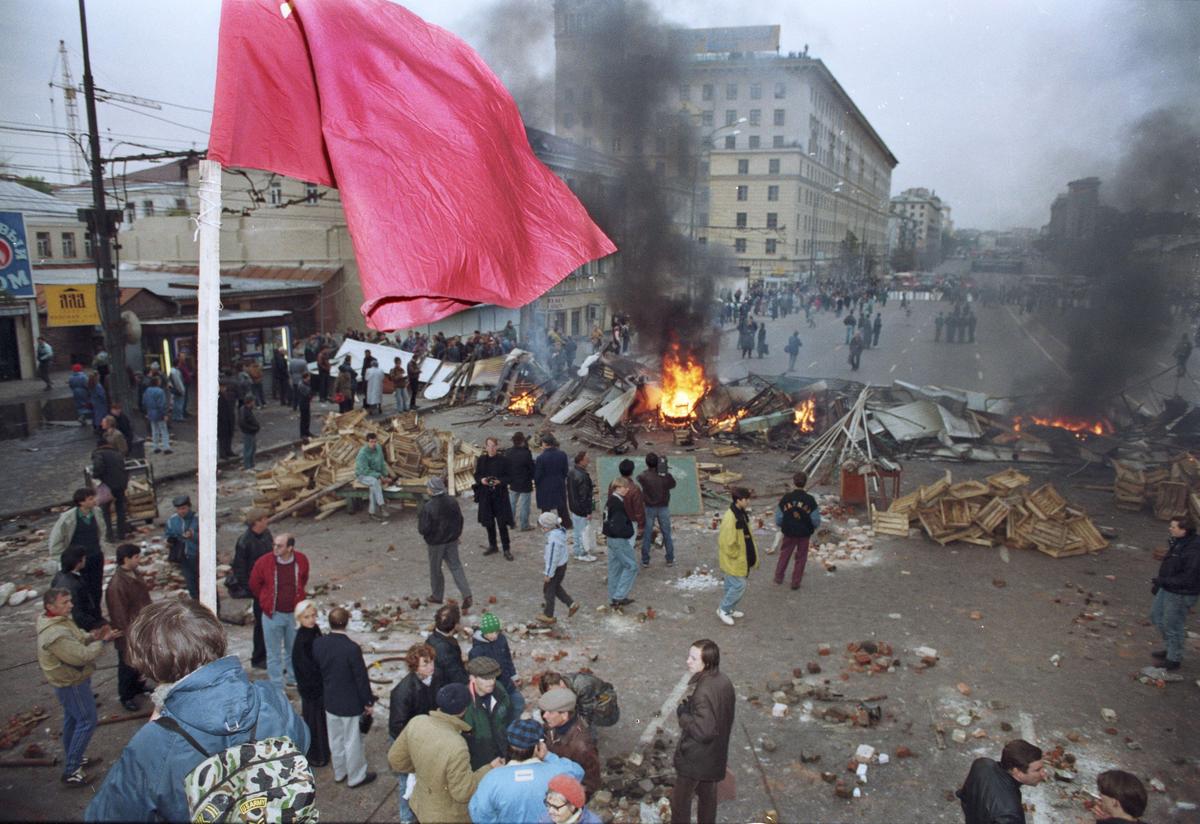 Октябрь 1993-го. Противники Бориса Ельцина возводят баррикаду на Смоленской площади в Москве