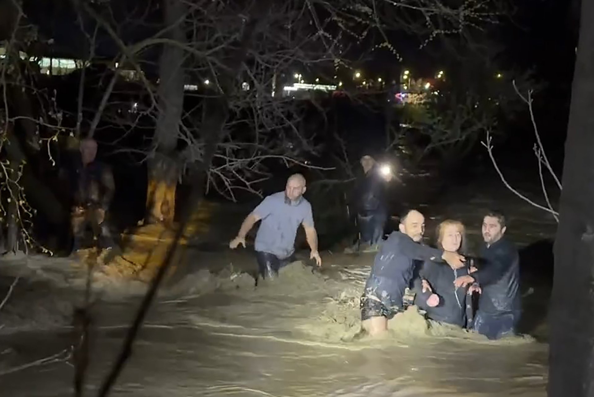 Спасатели выводят людей из затопленного района в Дагестане