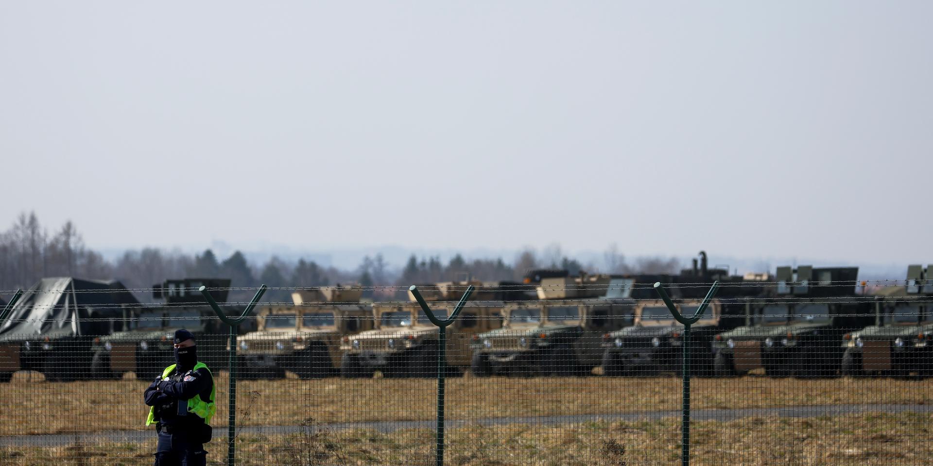 Россия бомбит железные дороги, чтобы нарушить доставку на фронт западного оружия. А как оно вообще попадает в Украину? 