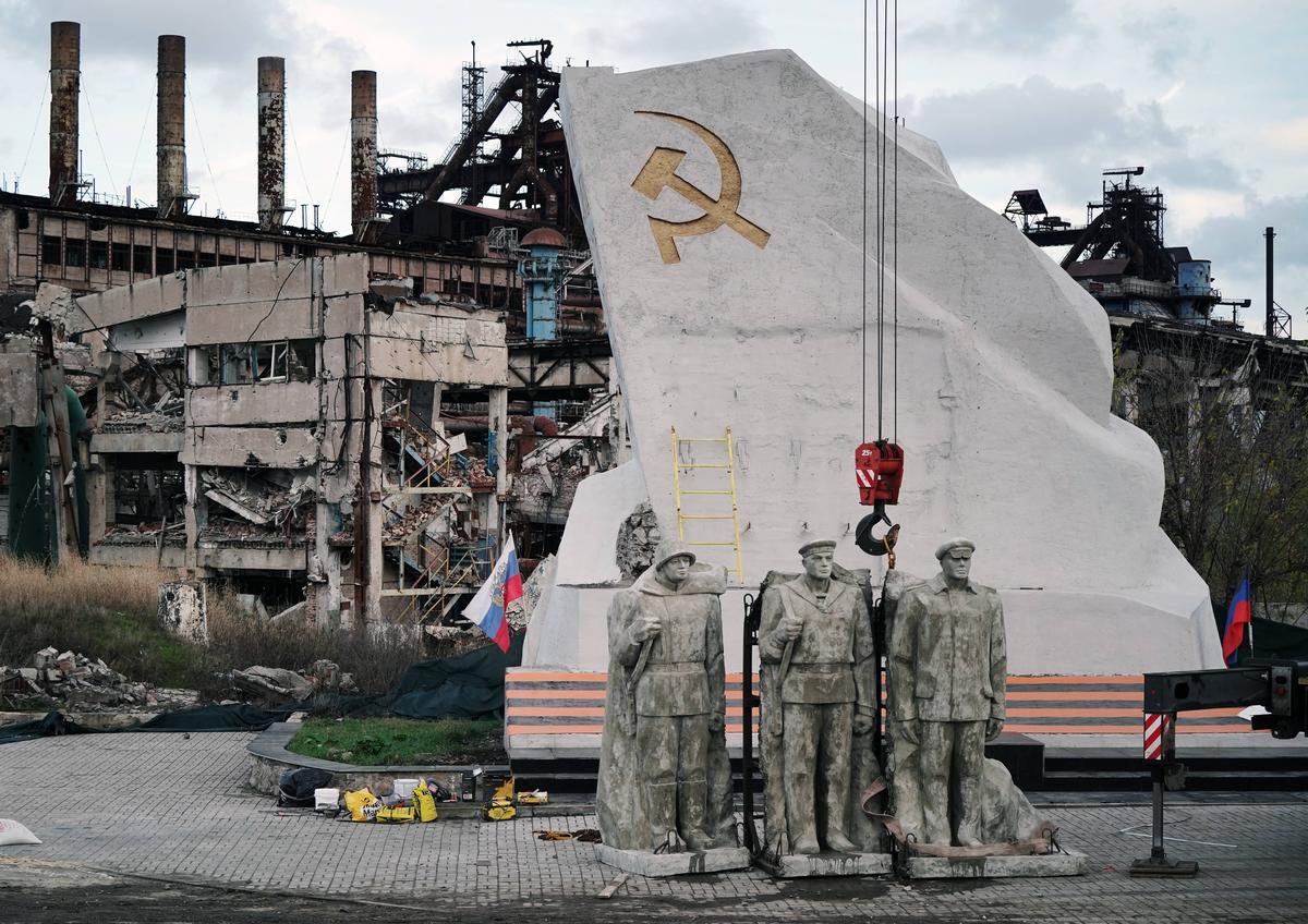 Оккупационные власти восстановили памятник работникам «Азовстали», погибшим во время Второй мировой войны. Оригинальный мемориал, установленный в 1967 году, был разбомблен во время осады города армией РФ в 2022 году