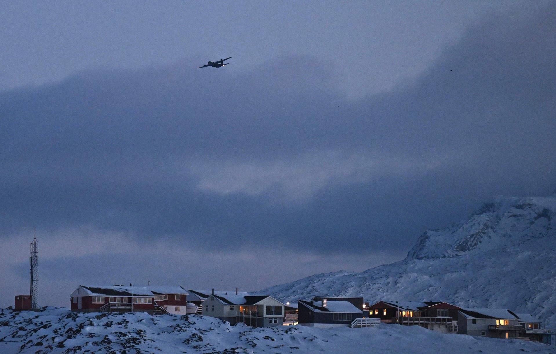 Военный самолет над Нууком, 20 января. Дания перебрасывает в Гренландию дополнительные силы на фоне стремлений Трампа захватить автономию