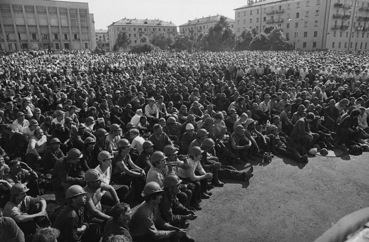 12 июля 1989. Свыше двадцати тысяч шахтеров и членов их семей во время забастовки на центральной площади Междуреченска в Кемеровской области. 