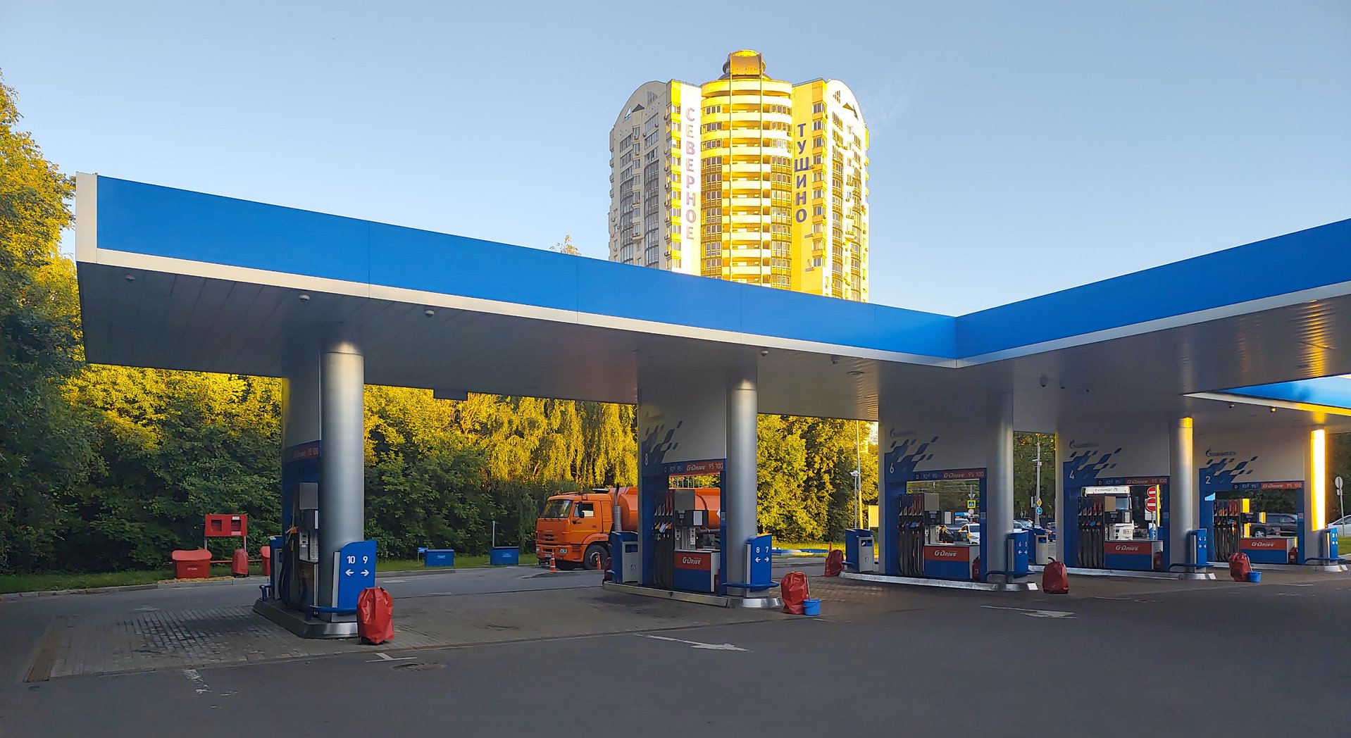 Пустая заправка «Газпромнефти» в Москве, 28 июня 2026 года