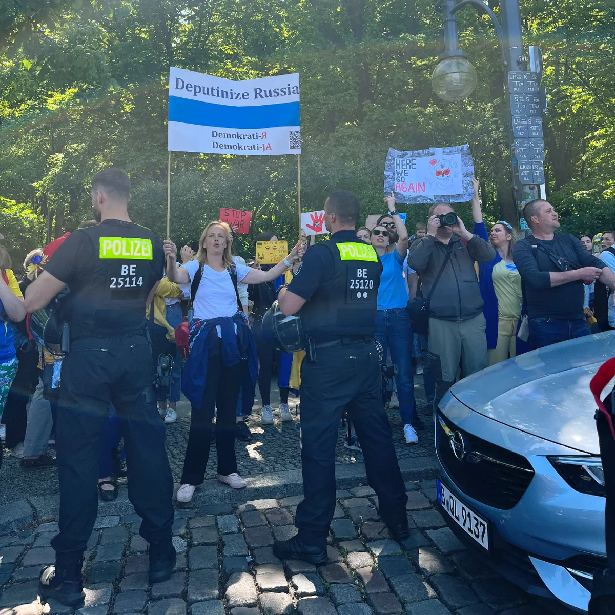 В отличие от России полицейских в Европе легко идентифицировать по номерам, да и бумажных стаканчиков они не боятся