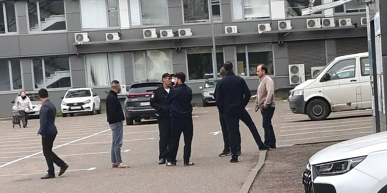 В Казани возле избирательных участков заметили автозаки и сотрудников Центра «Э»