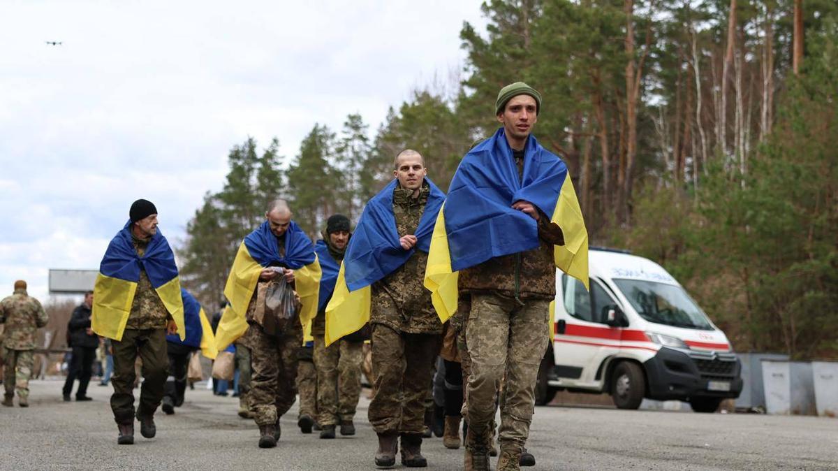 Бойцы ВСУ, обменянные из российского плена 19 марта