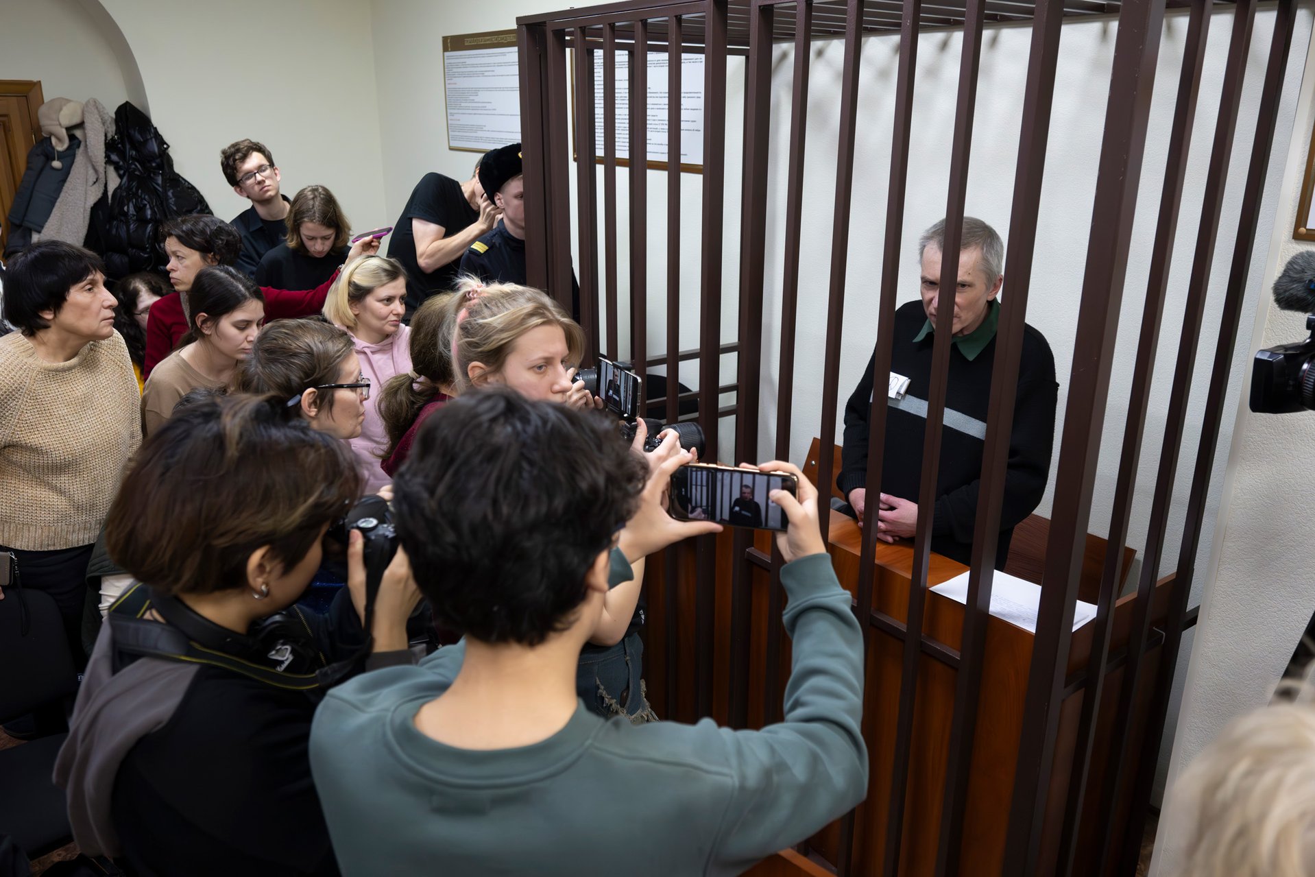 По мере того как в заключение попадают благополучные люди, осведомленность общества о нечеловеческих условиях содержания растет. Политзаключенный Алексей Горинов в суде, 29 ноября 2024 года