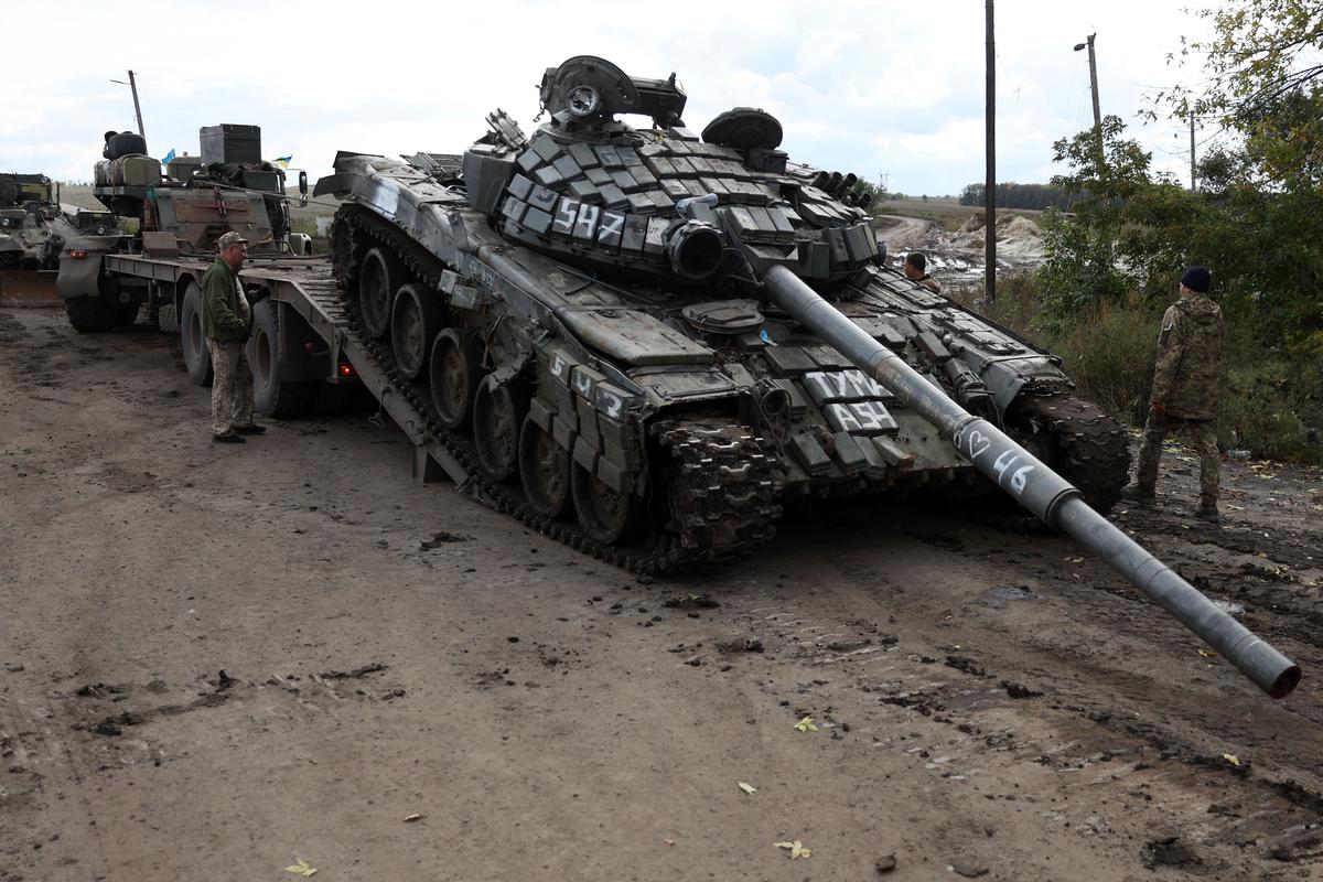 Украинские военные грузят на тягач российский танк Т-72. Изюм, 24 сентября