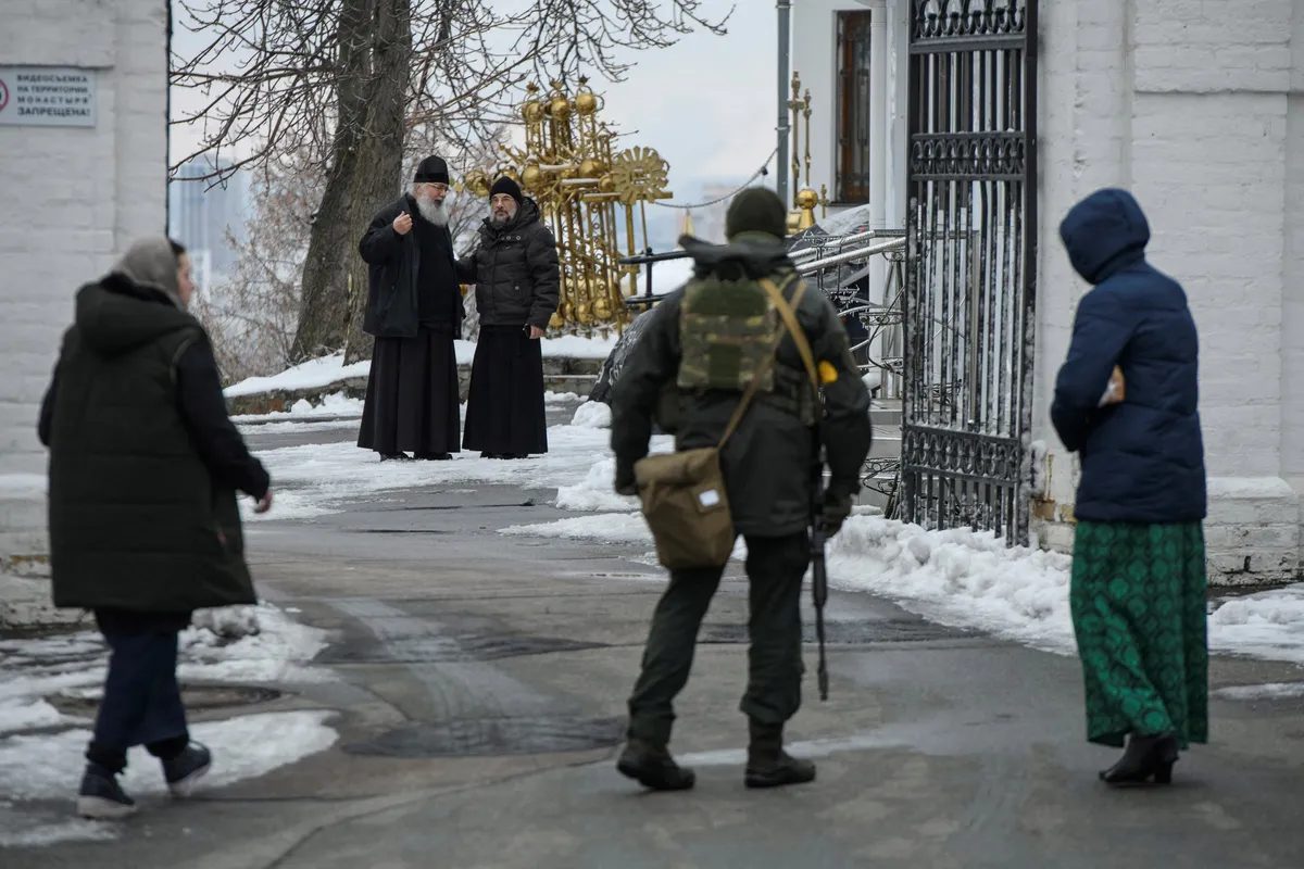 В последнее время в Киево-Печерскую лавру зачастили сотрудники Службы безопасности Украины в поисках «подрывной деятельности» и «корректировщиков в рясах» 