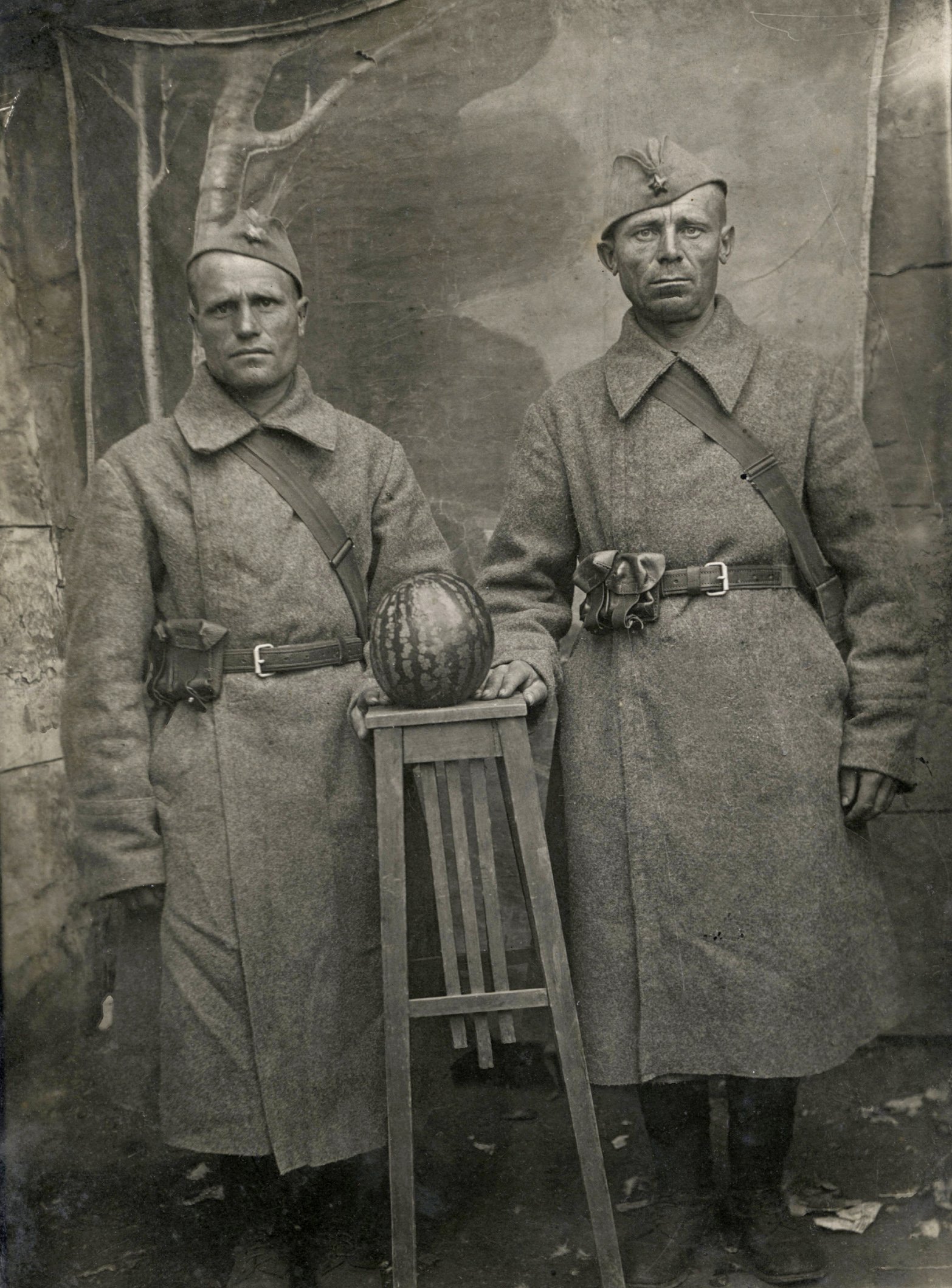 Новобранцы. Шинель у солдат еще не отвисла, пилотка «висит на ушах»