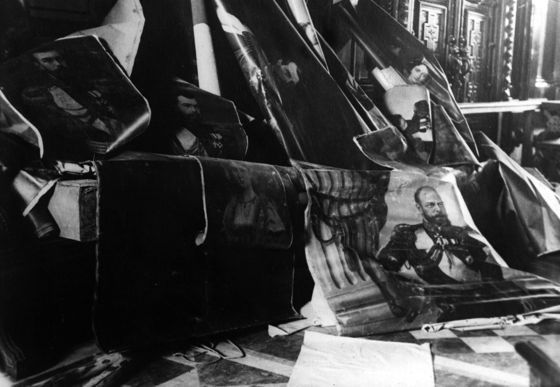 Сорванные в ходе февральской революции портреты царей Николая II, Александра II и Александра III