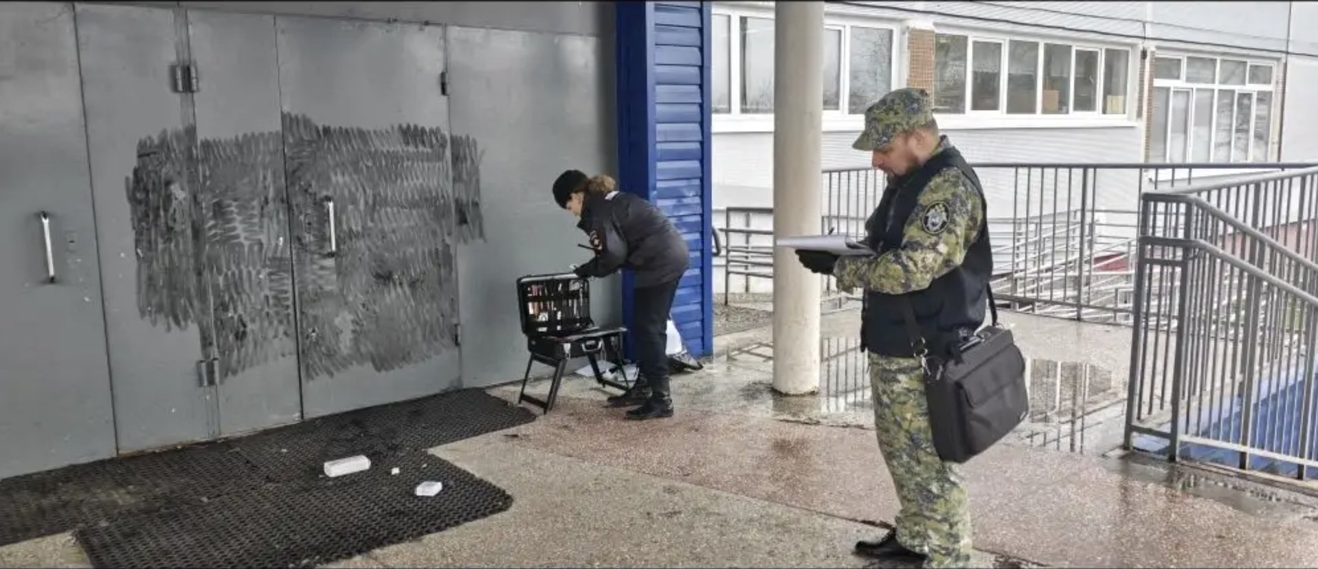 В Пермском крае подросток напал с ножом на учительницу. Она умерла в больнице. На месте нападения у дверей школы проводятся следственные действия