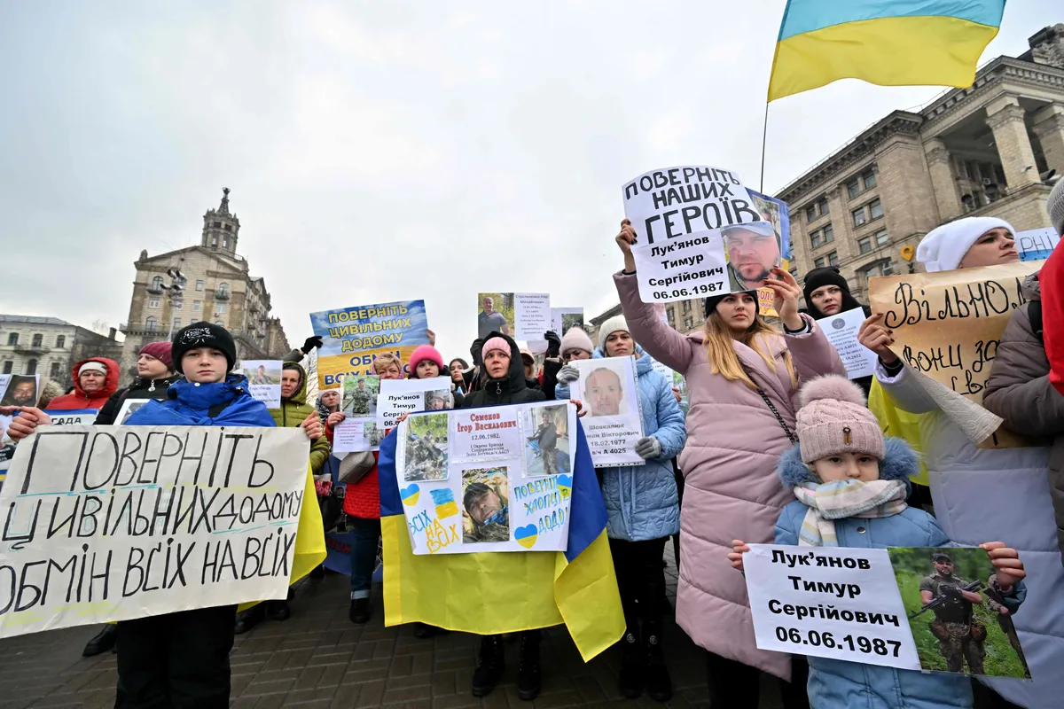Родственники украинских военных и гражданских пленных, требующие вернуть их 