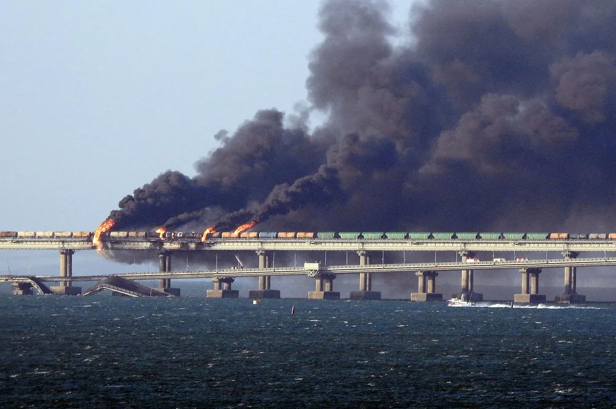 Горящие цистерны на Крымском мосту