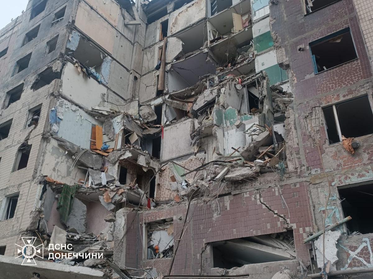 Разрушенная российской авиабомбой девятиэтажка в Константиновке Донецкой области