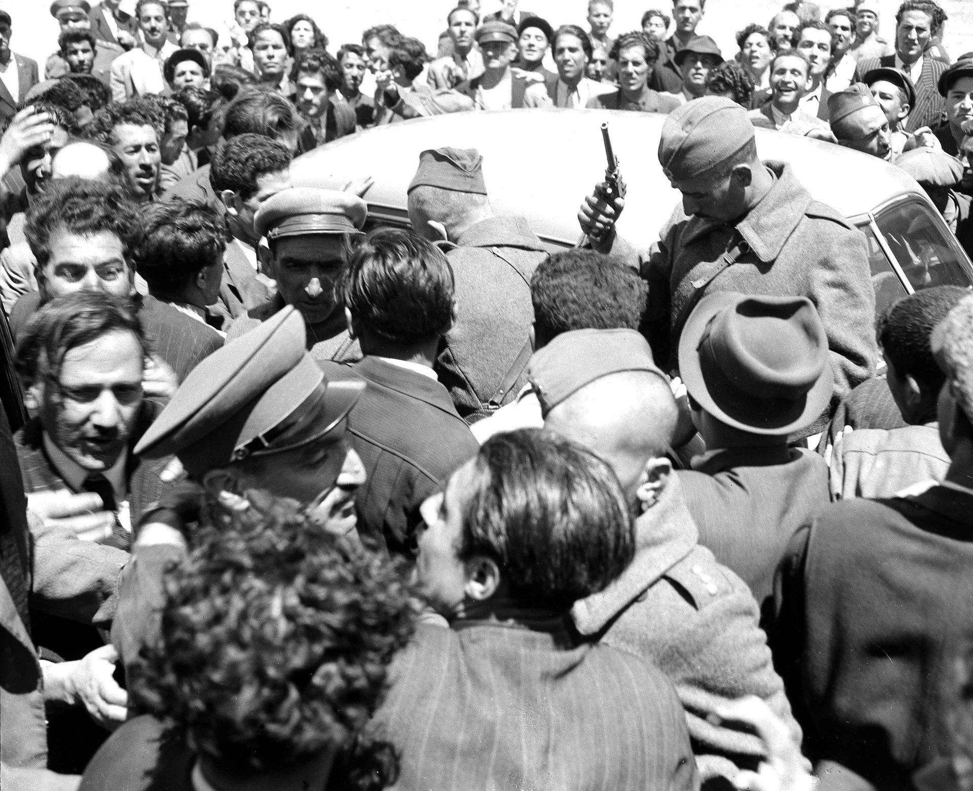 Иранские азербайджанцы тоже хотели автономию. На фото солдаты самопровозглашенной Автономной Азербайджанской Республики отгоняют толпу от автомобиля своего лидера Сеида Джафара Пишевари во время его визита в Тегеран, 28 апреля 1946 года. Но в этот раз сепаратистских лозунгов не было