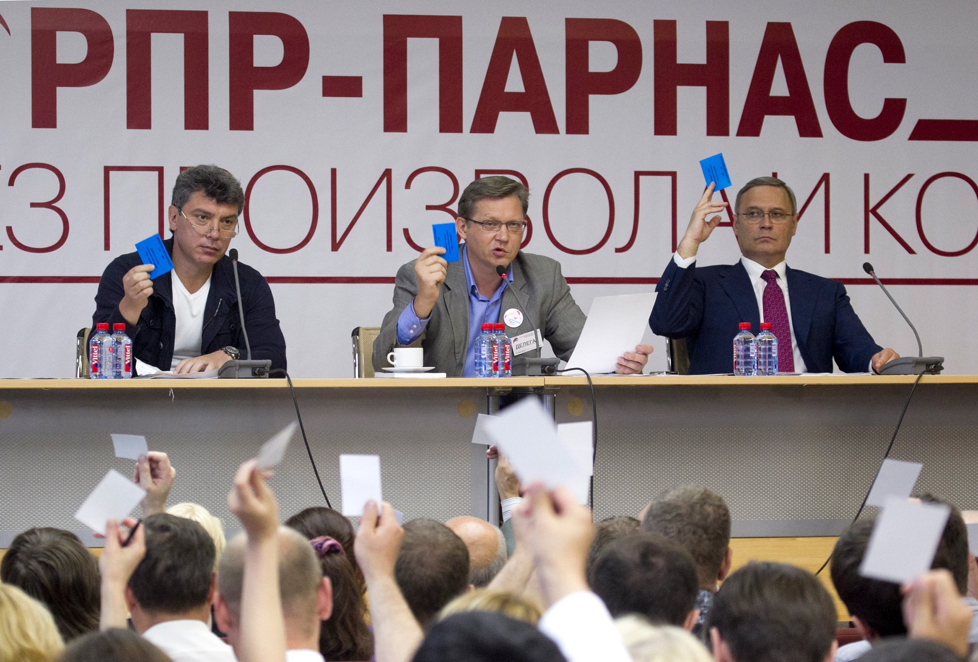Борис Немцов, Владимир Рыжков и Михаил Касьянов голосуют за создание объединенной партии РПР-ПАРНАС, 16 июня 2012 года. Республиканская партия (РПРФ) была впервые зарегистрирована в 1991 году, но лишена регистрации в 2007-м. В 2023 году Верховный суд ликвидировал РПР-ПАРНАС.