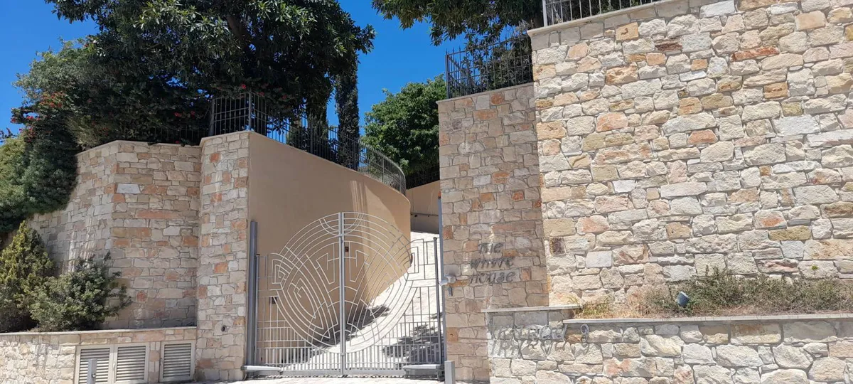 Ворота кипрского особняка Эрика Уайта