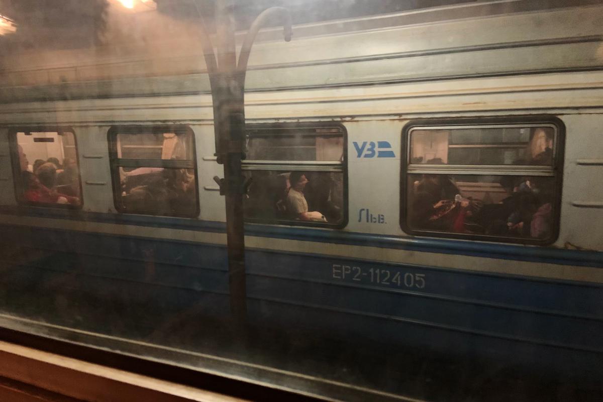 Мы едем во Львов, а навстречу — поезда с беженцами