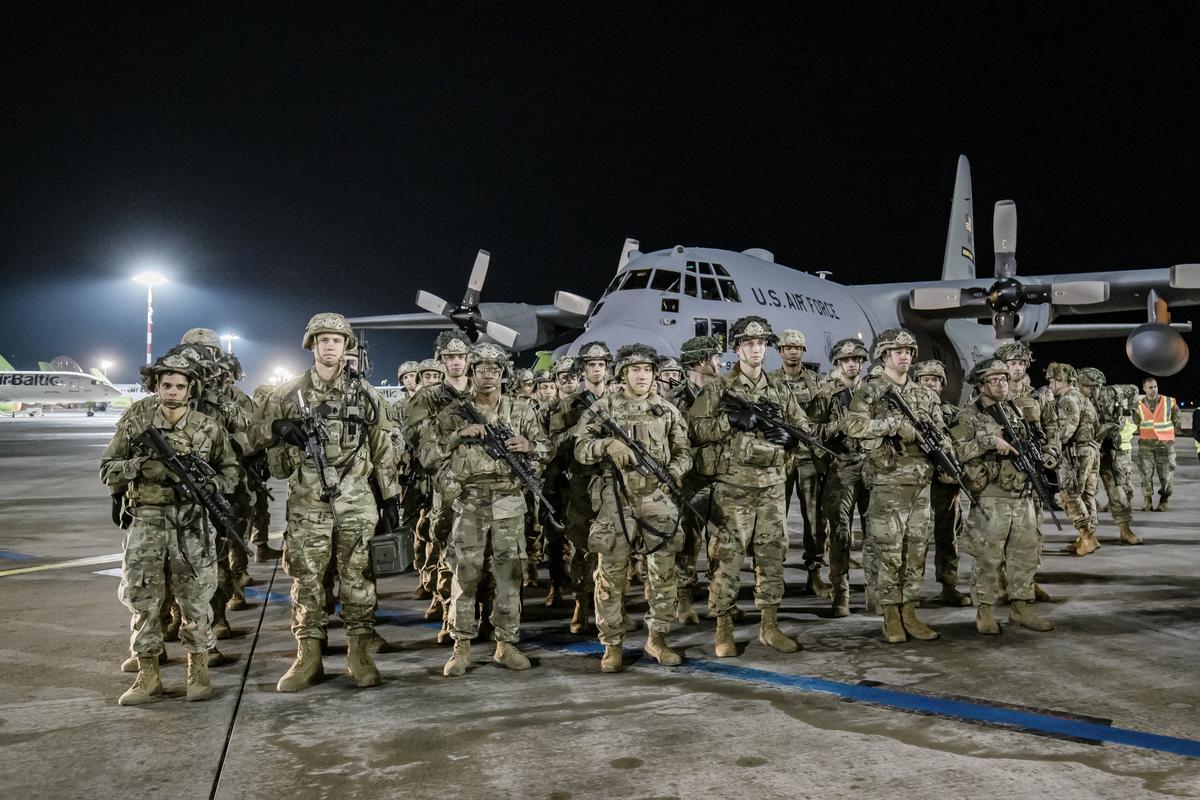 Американские солдаты прибыли в Латвию после российского вторжения в Украину