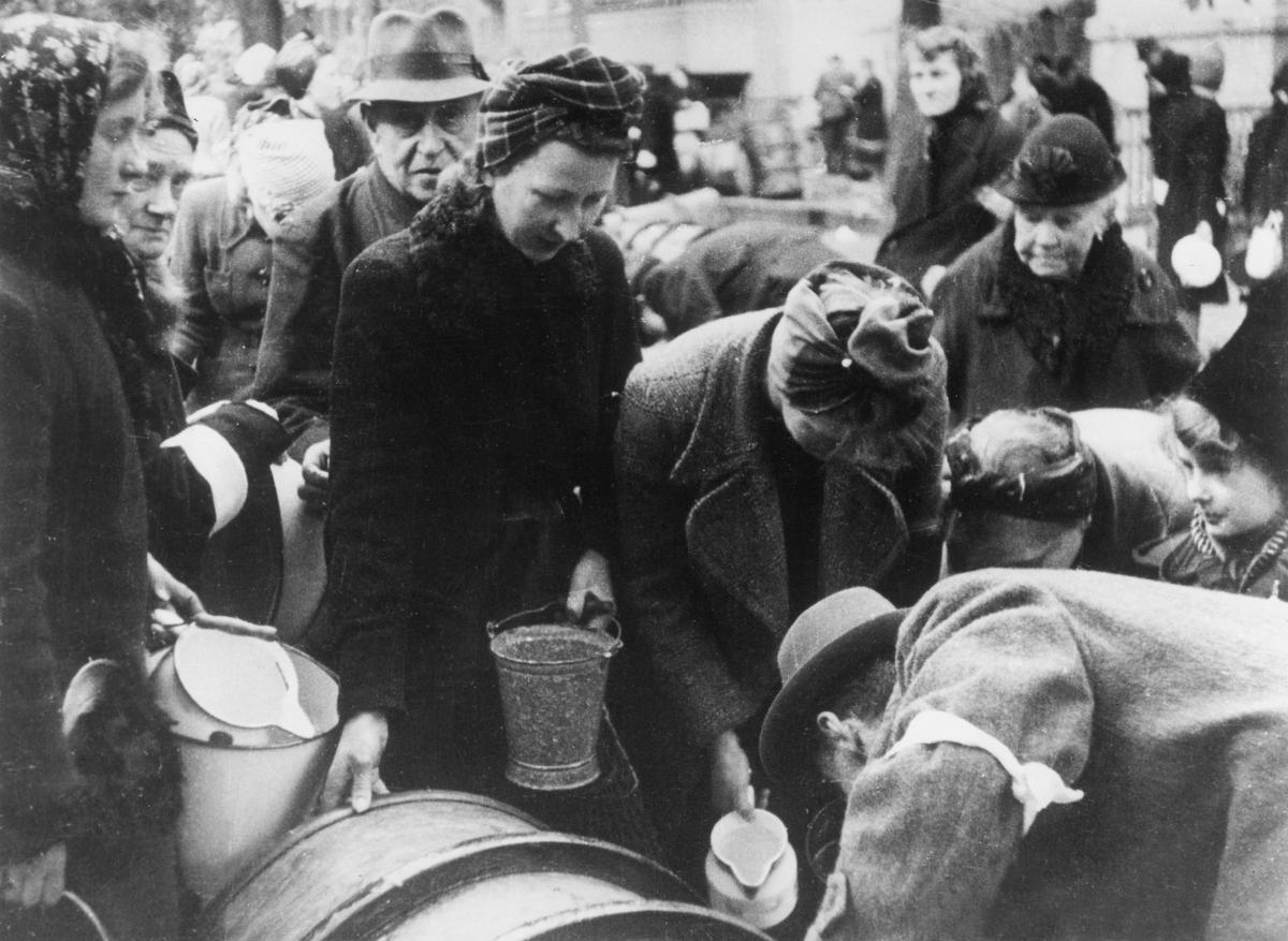 Жители Берлина собирают питьевую воду, 1945 год.